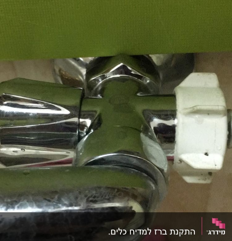 ברז מתכת עם צינור מחובר